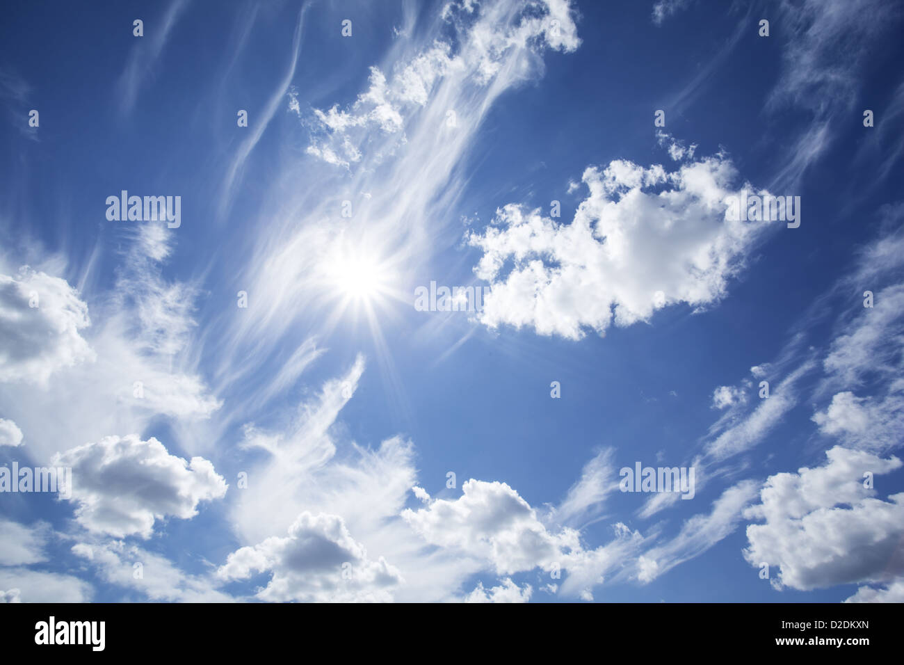 Blauer Himmel mit Wolken und Sonne. Stockfoto