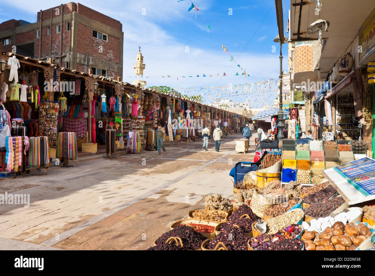 Markt-Basar Straßenszene mit Ständen verkauft Gewürze Farbstoffe und Kleidung in den Souk in Assuan Ägypten Nahost Stockfoto