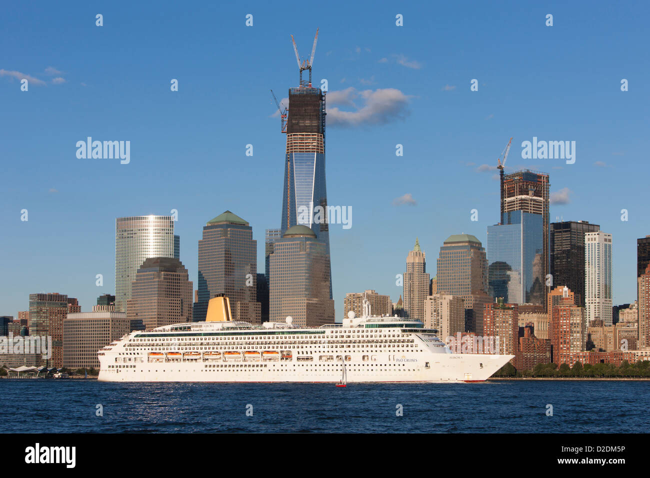 PO-Kreuzfahrten Kreuzfahrtschiff Aurora Köpfe Süd auf dem Hudson River, vorbei an der Freedom Tower und die unteren Skyline von Manhattan in New York City. Stockfoto