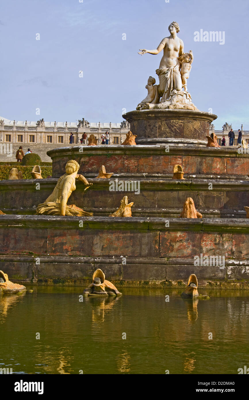Der spektakuläre Latona-Brunnen auf dem Gelände des Palastes von Versailles, Frankreich Stockfoto