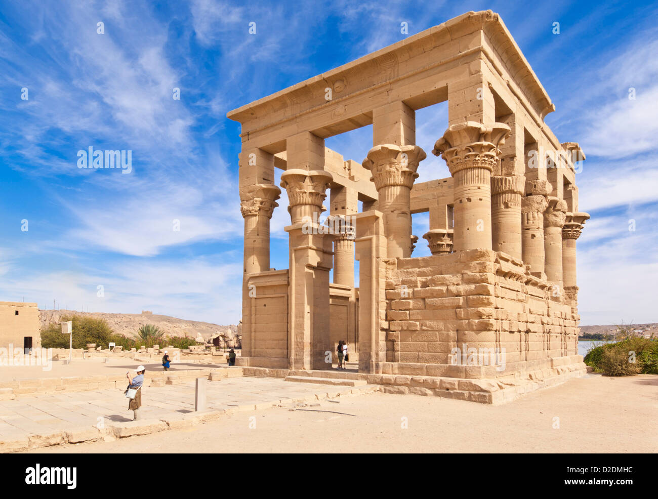 Touristen erkunden der Kiosk des Trajan auf der Tempel der Isis Philae Aswan Oberägypten Middle East Stockfoto