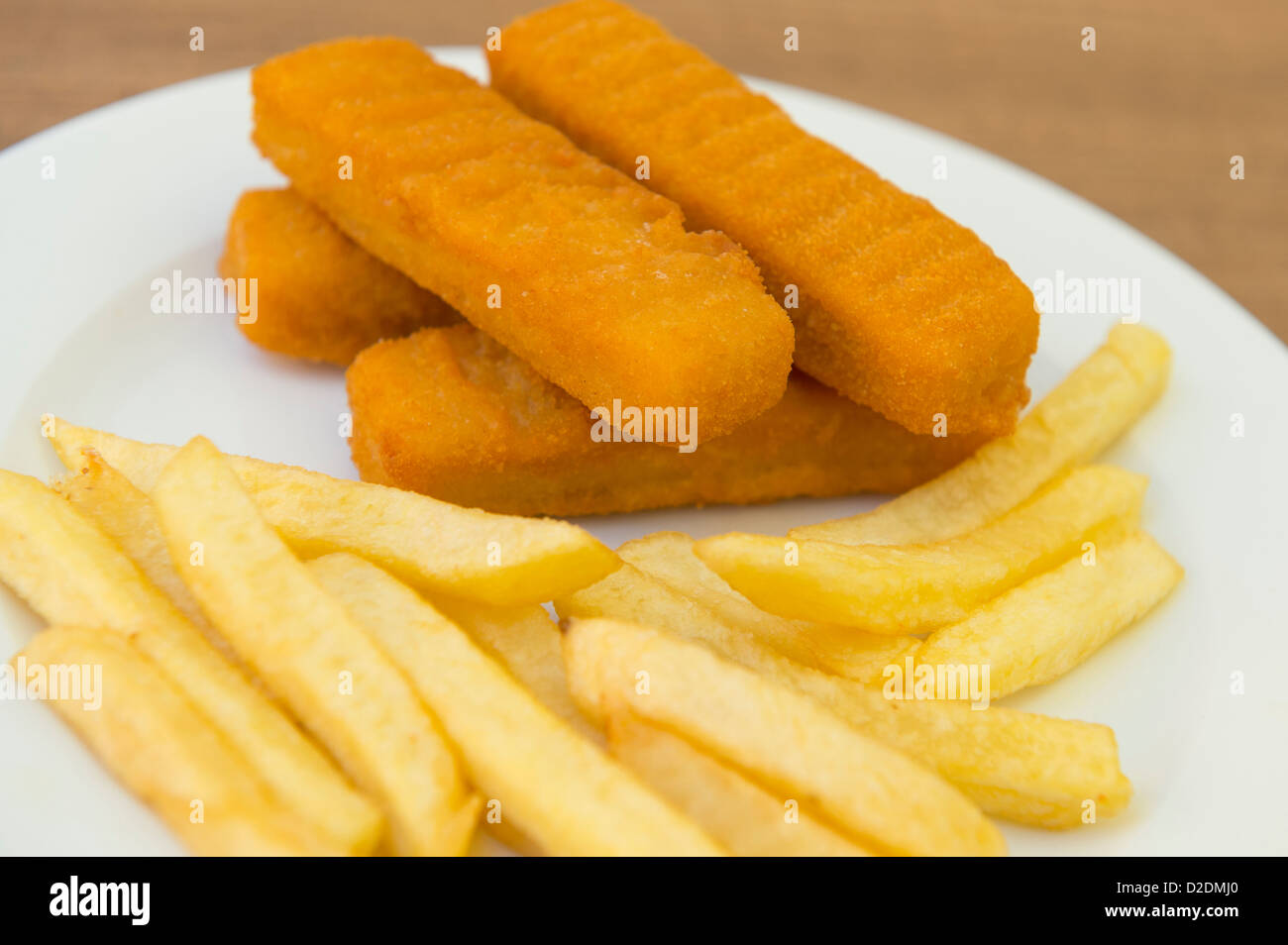 Teller mit Fischstäbchen und Pommes Frites. Stockfoto