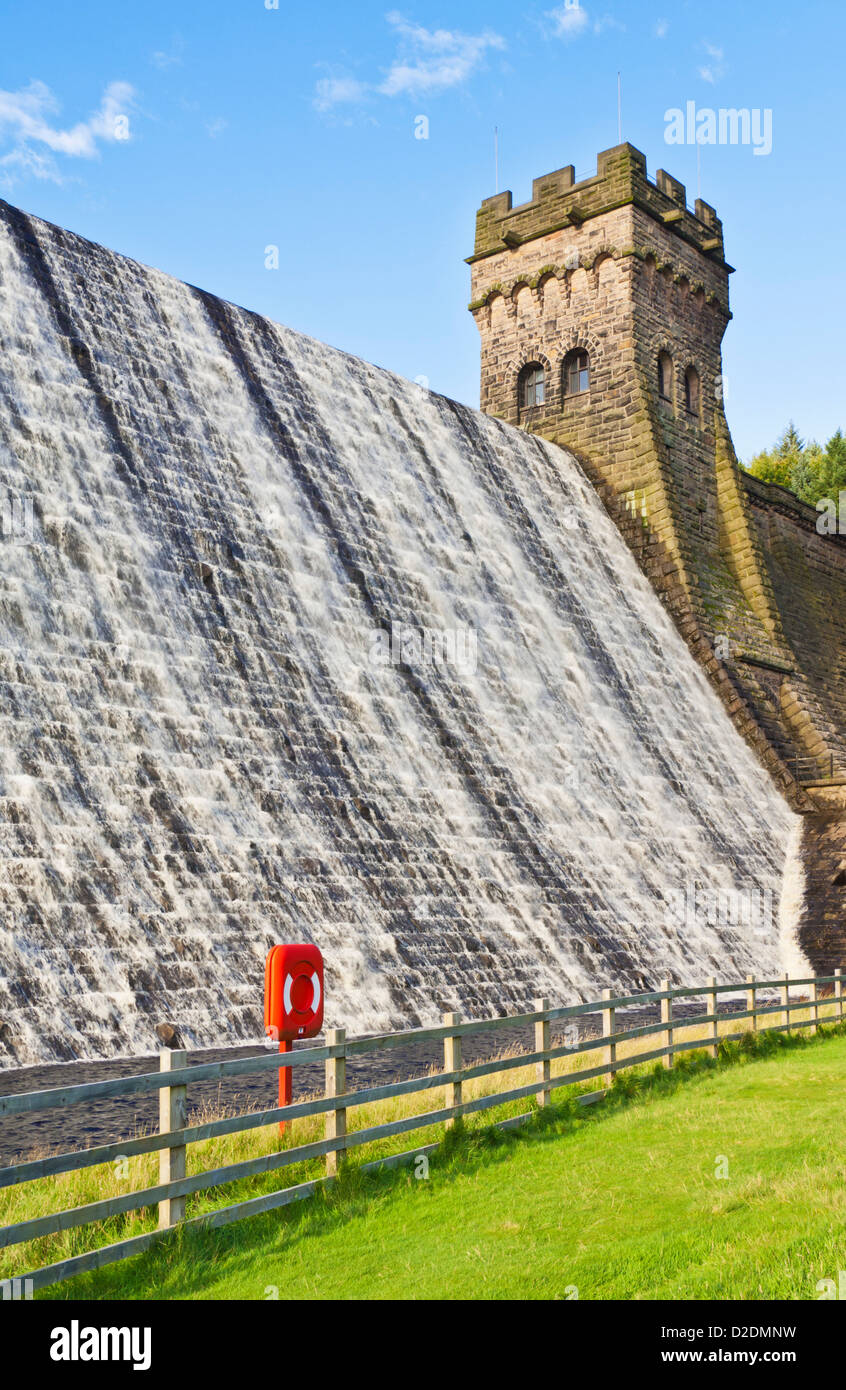 Staumauer mit Wasser überfüllt Derwent Reservoir Derbyshire Peak District Nationalpark Derbyshire England UK GB EU Europa Stockfoto