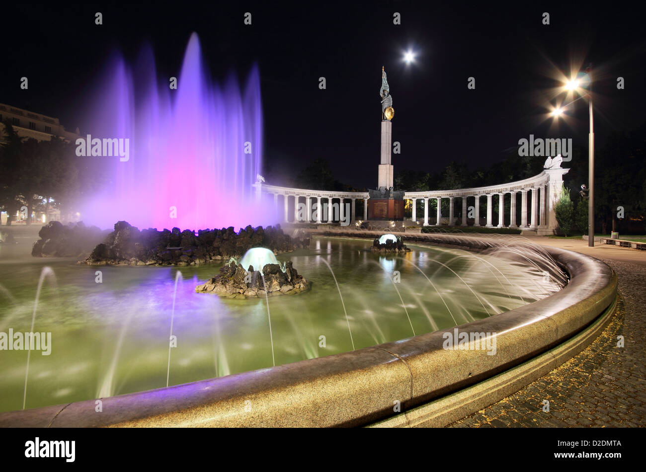 Die bunte Weltkrieg Brunnen in Wien bei Nacht. Stockfoto