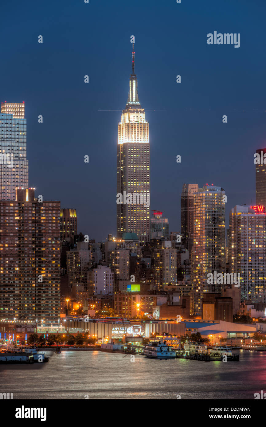 Das Empire State Building und die umliegenden Gebäude in der Dämmerung in New York City. Stockfoto