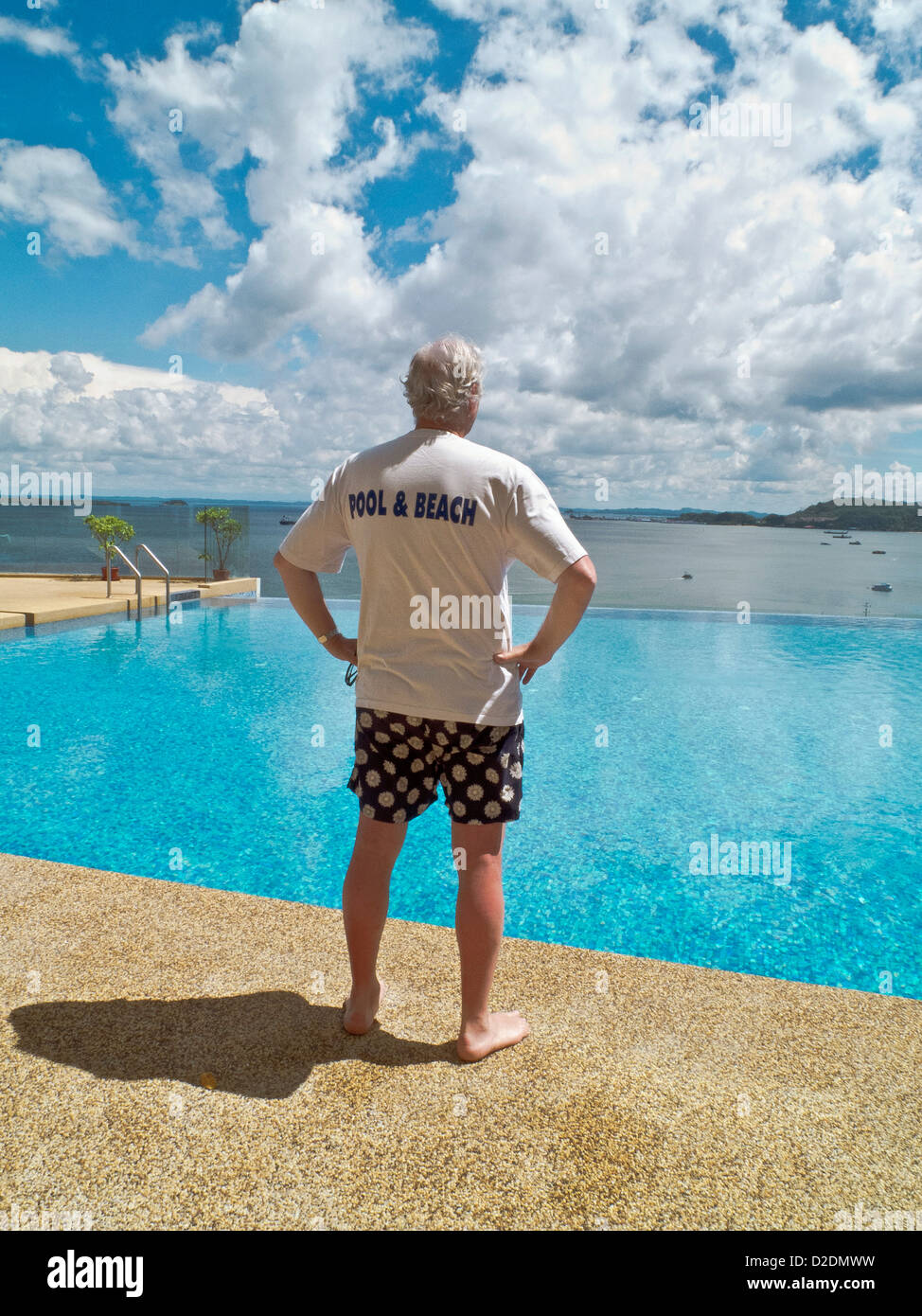 Malaysia, Borneo, Sabah State, Sandakan Stadt, 5-Sterne-Hotel, Mann am pool Stockfoto