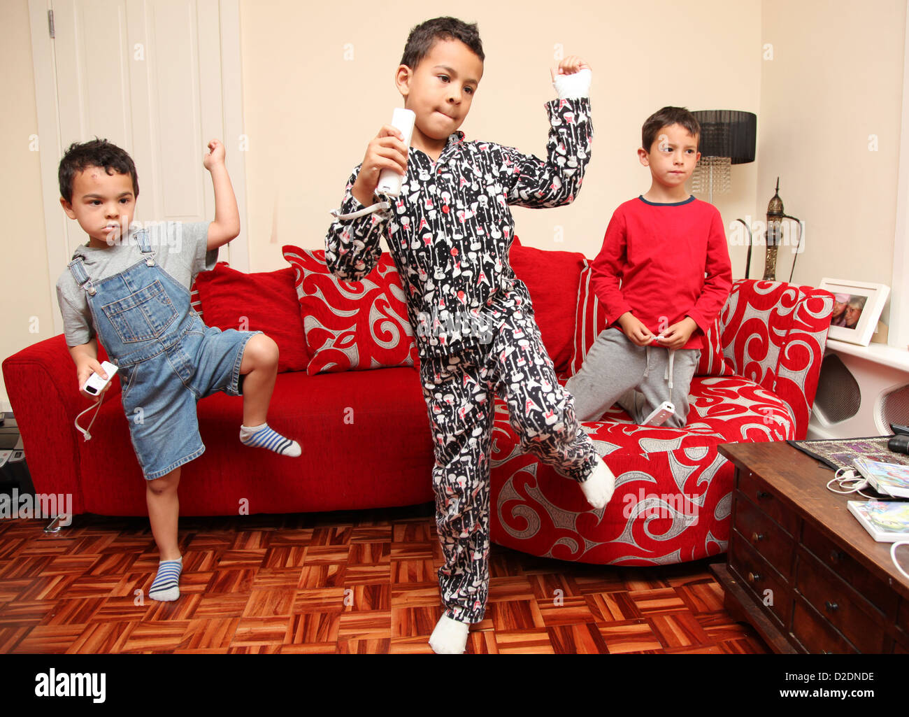 3 Jungs auf der Nintendo Wii spielen Stockfoto