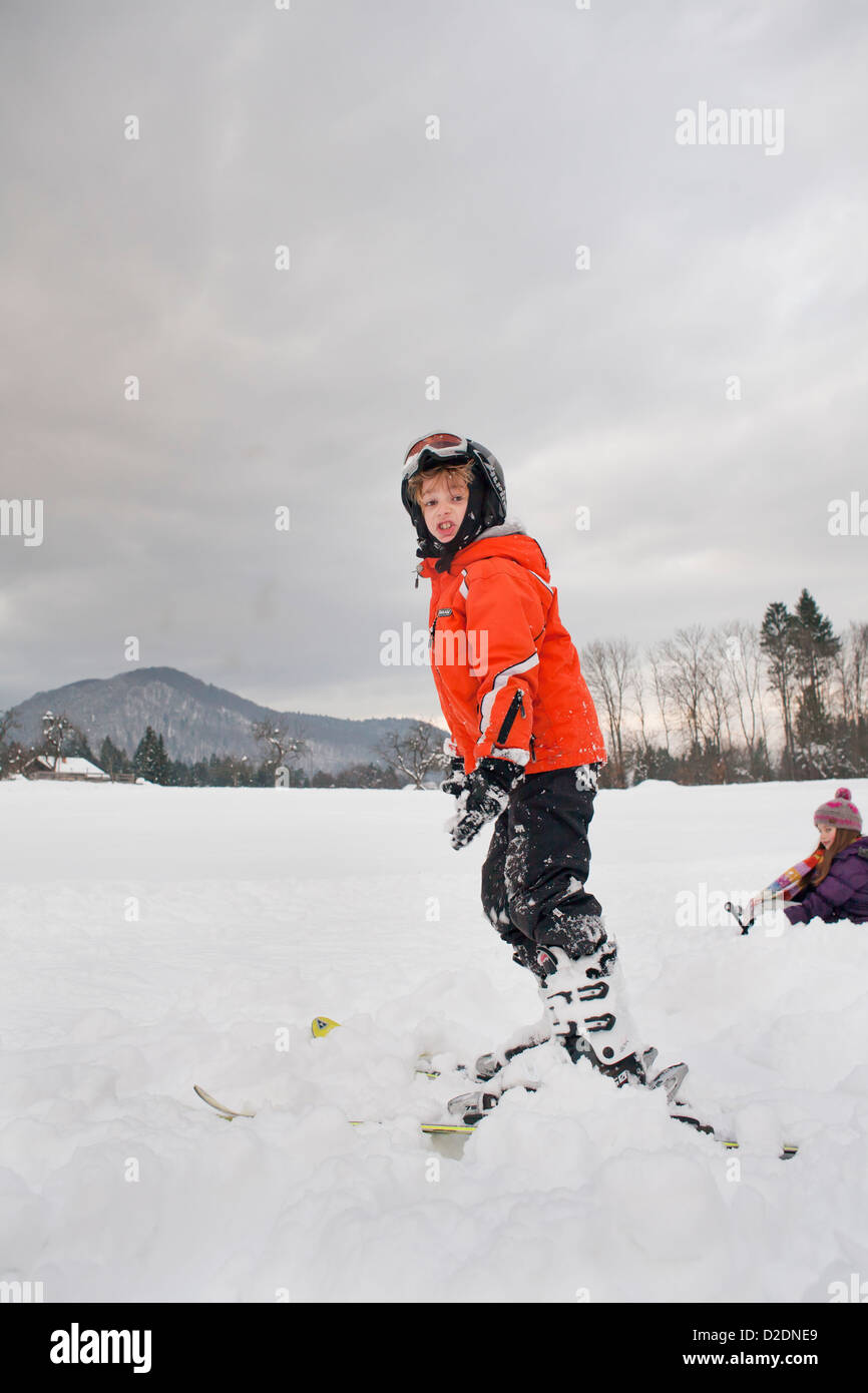 Junge auf den Skiern. Stockfoto