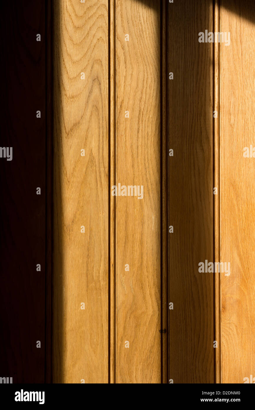 Nahaufnahme von Holz Nut und Feder Oberfläche auf einer Wand in einem neu gebauten Haus. Stockfoto