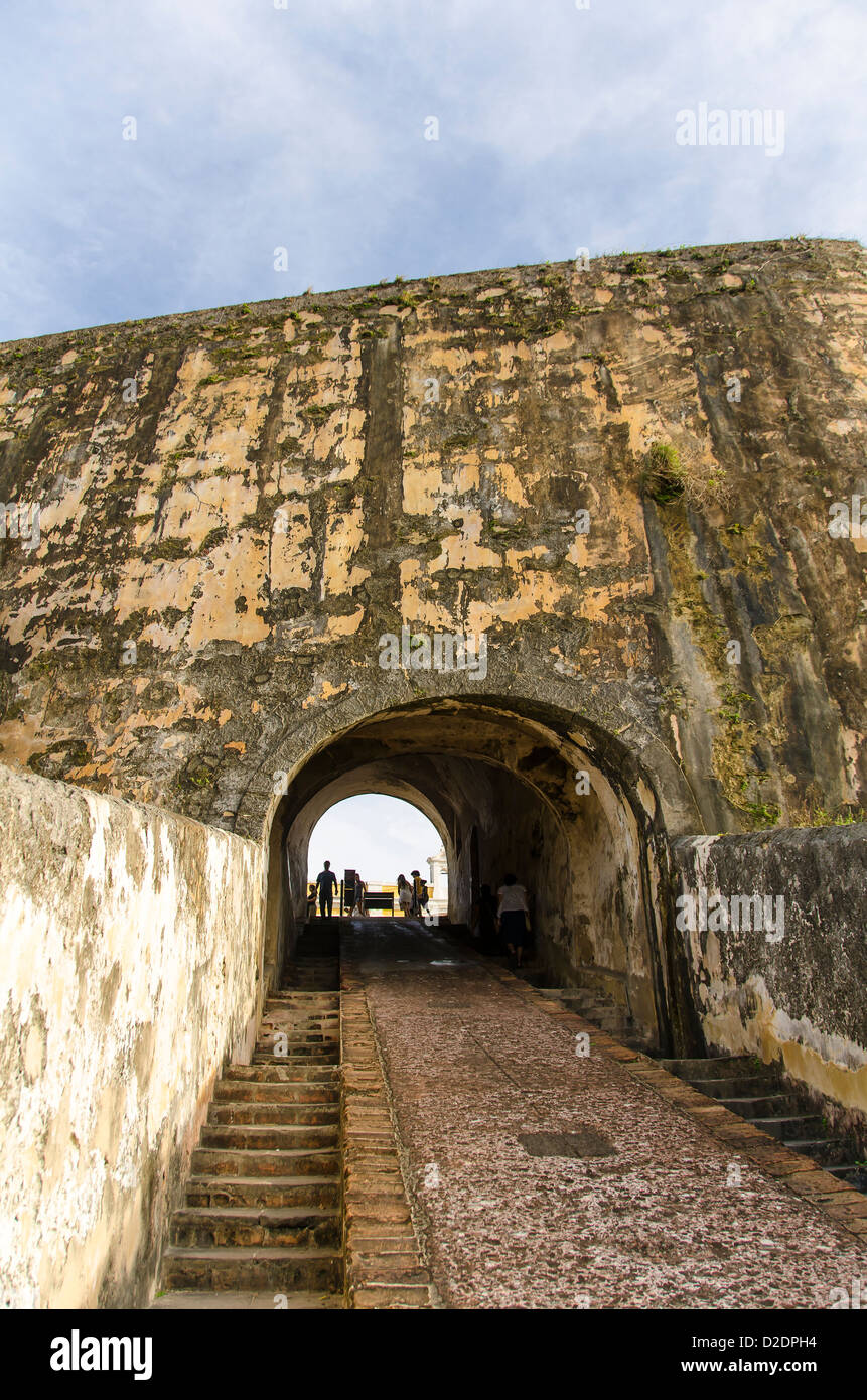 Castillo San Felipe del Morro Festung Silhouette des kleinen Menschen im inneren Bogen, Old San Juan, Puerto Rico Stockfoto