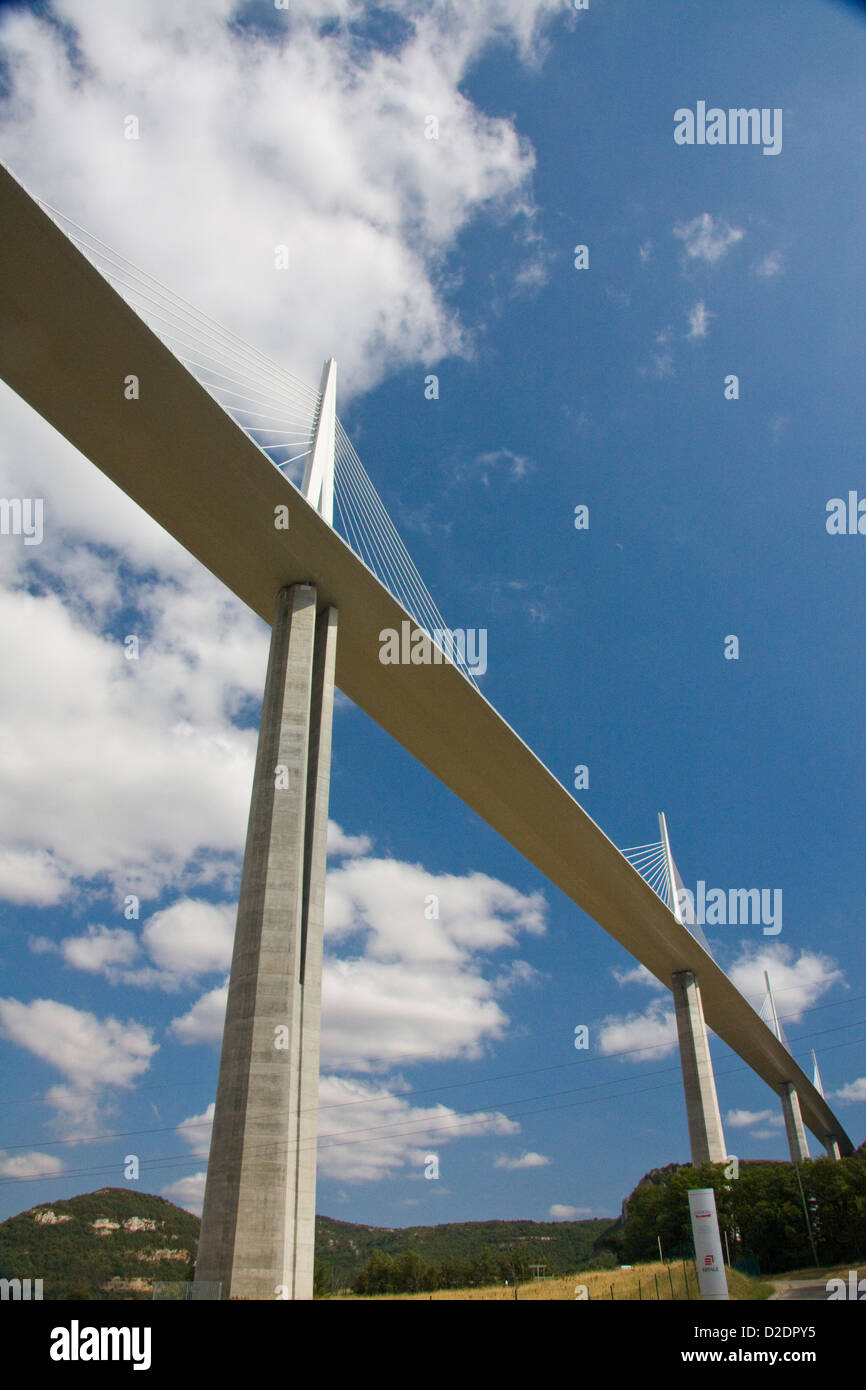 Das Viadukt von Millau, 2,4 km lang (1.5miles) ist die höchste Brücke