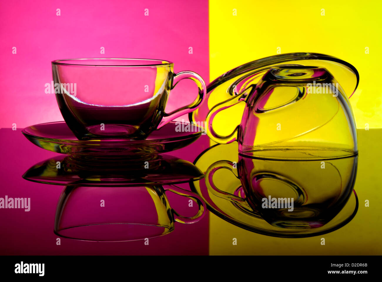Glas Pokale auf einem farbigen Hintergrund abstrakt Stockfoto