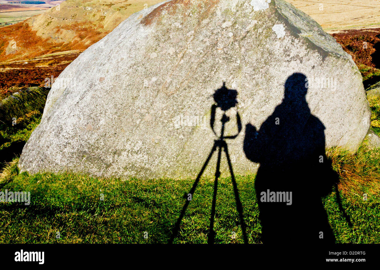 Schatten eines Landschaft Fotografen fotografieren mit Stativ auf einem Felsen in der Landschaft Stockfoto