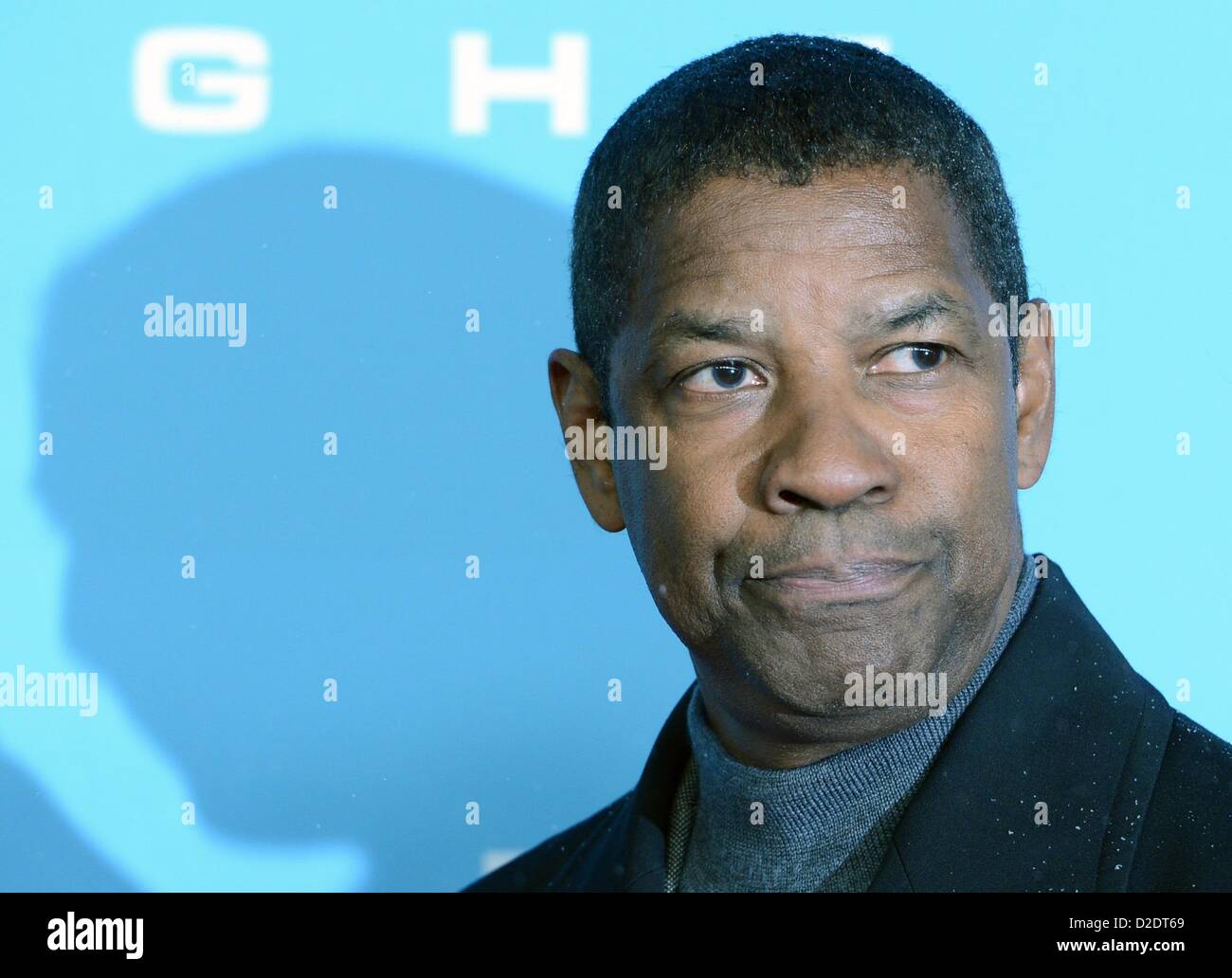 US-amerikanischer Schauspieler Denzel Washington kommt für die Deutschland-Premiere seines Films "Flucht" in Berlin, Deutschland, 21. Januar 2013. Das amerikanische Drama über eine spektakuläre Notfall Flugzeug Landung kommt in deutsche Kinos am 24. Januar 2013. Foto: JENS KALAENE Stockfoto