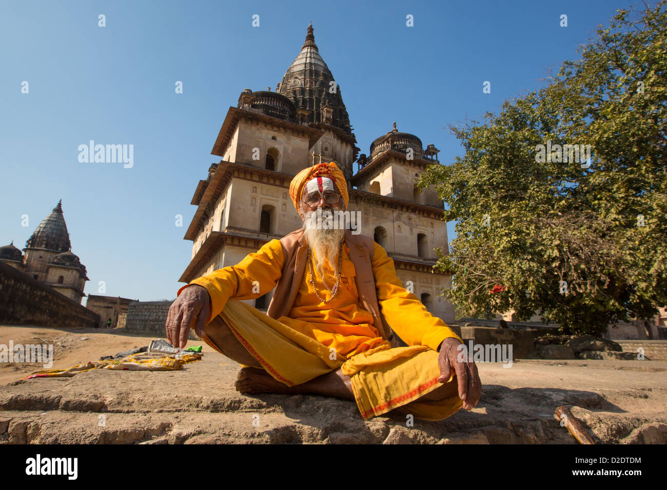 Sadhu vor Chhatris Orchha Herrschern, Orchha, Indien Stockfoto