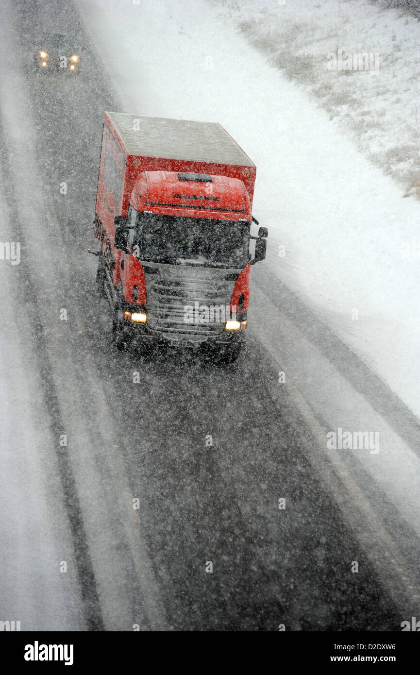 TREIBER AUF DER AUTOBAHN M6 TOLL ROAD IN DER NÄHE VON CANNOCK MITARBEITER IM SCHNEE BLIZZARD EISIGEN EISBEDINGUNGEN SCHLECHTER SICHT SCHLECHTE WINTERWETTER Stockfoto