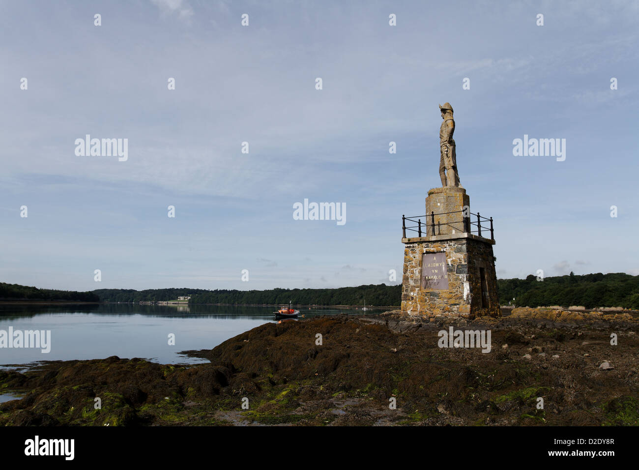 Statue von Admiral Lord Nelson auf der Menai Strait, North Wales, mit Plas Newydd in der Ferne Stockfoto