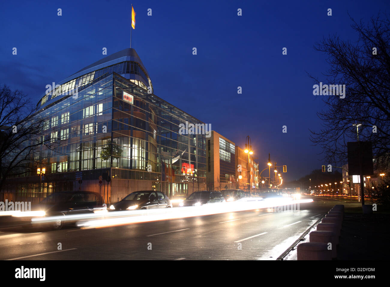 Berlin, Deutschland, Konrad-Adenauer-Haus in der Nacht in der Straße Klingelhöfer Stockfoto
