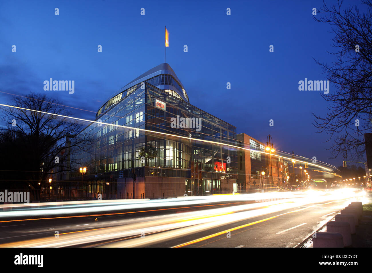 Berlin, Deutschland, Konrad-Adenauer-Haus in der Nacht in der Straße Klingelhöfer Stockfoto