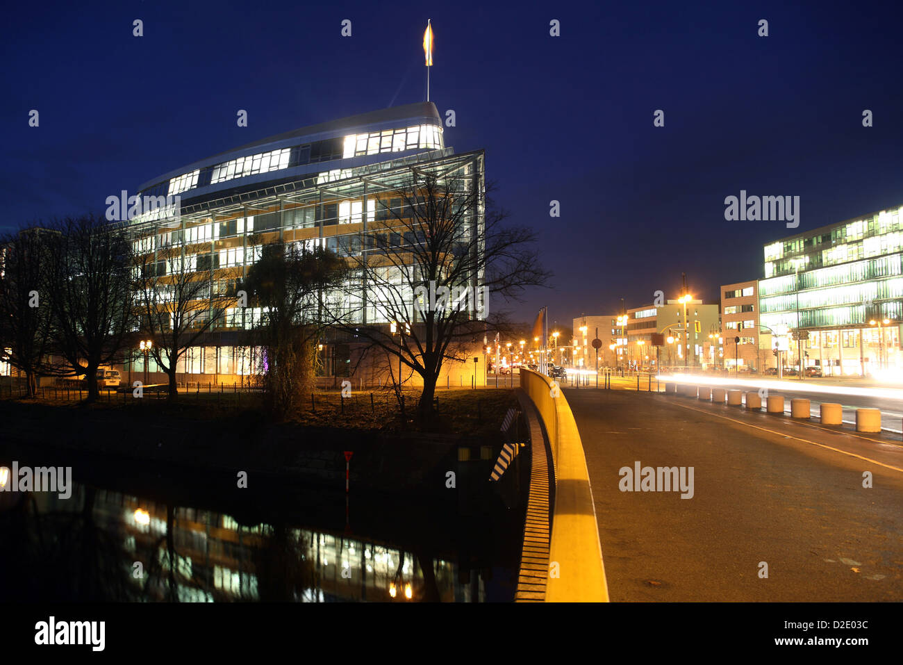 Berlin, Deutschland, Konrad-Adenauer-Haus in der Nacht in der Straße Klingelhöfer Stockfoto