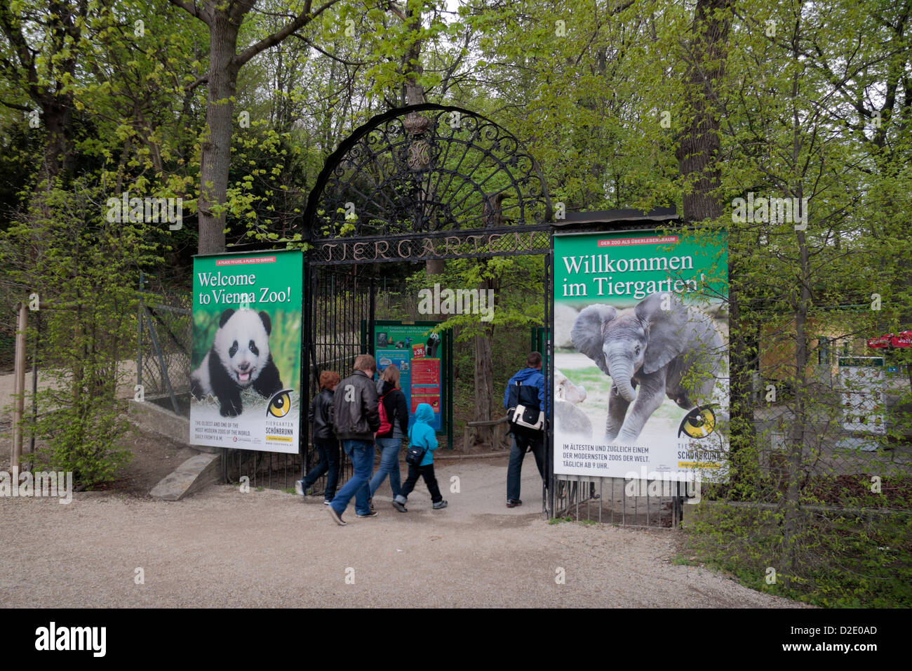 Eingang zum Tiergarten (Tiergarten) in den Gärten von Schönbrunn, Wien, Österreich. Stockfoto