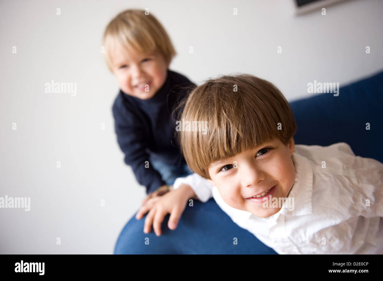 Berlin, Deutschland, zwei Brüder toben auf dem sofa Stockfoto