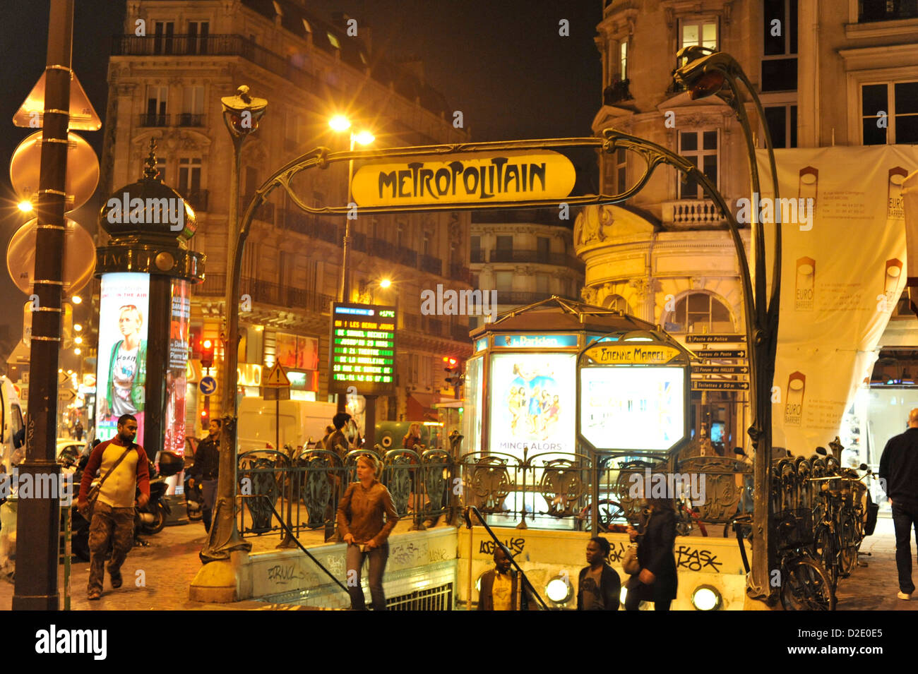 Eingang Ausgang zur Metro-Station Paris bei Nacht Stockfoto