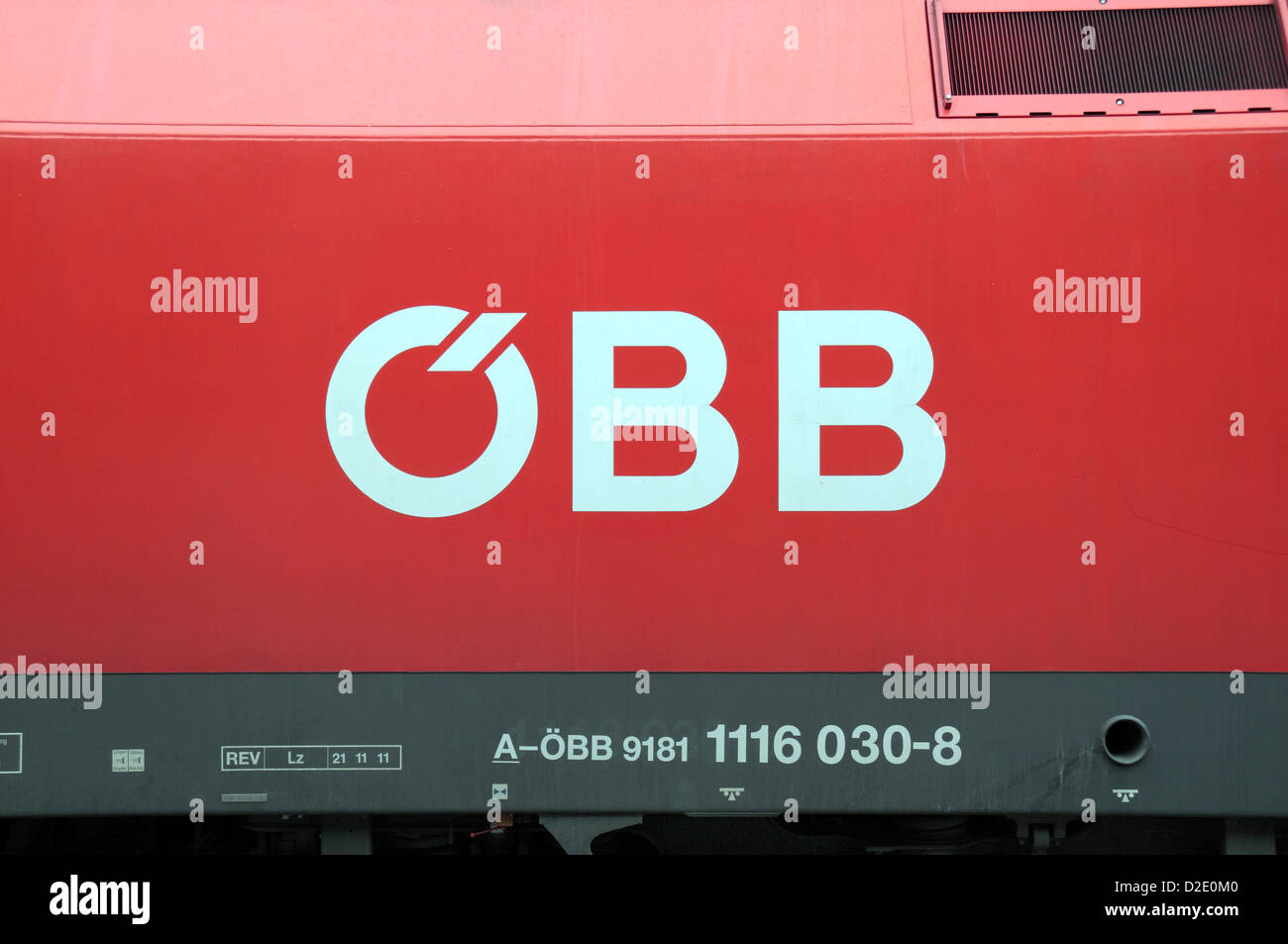 OBB, das Logo der österreichischen Bundesbahnen, an der Seite eines Zuges in Wien, Österreich. Stockfoto