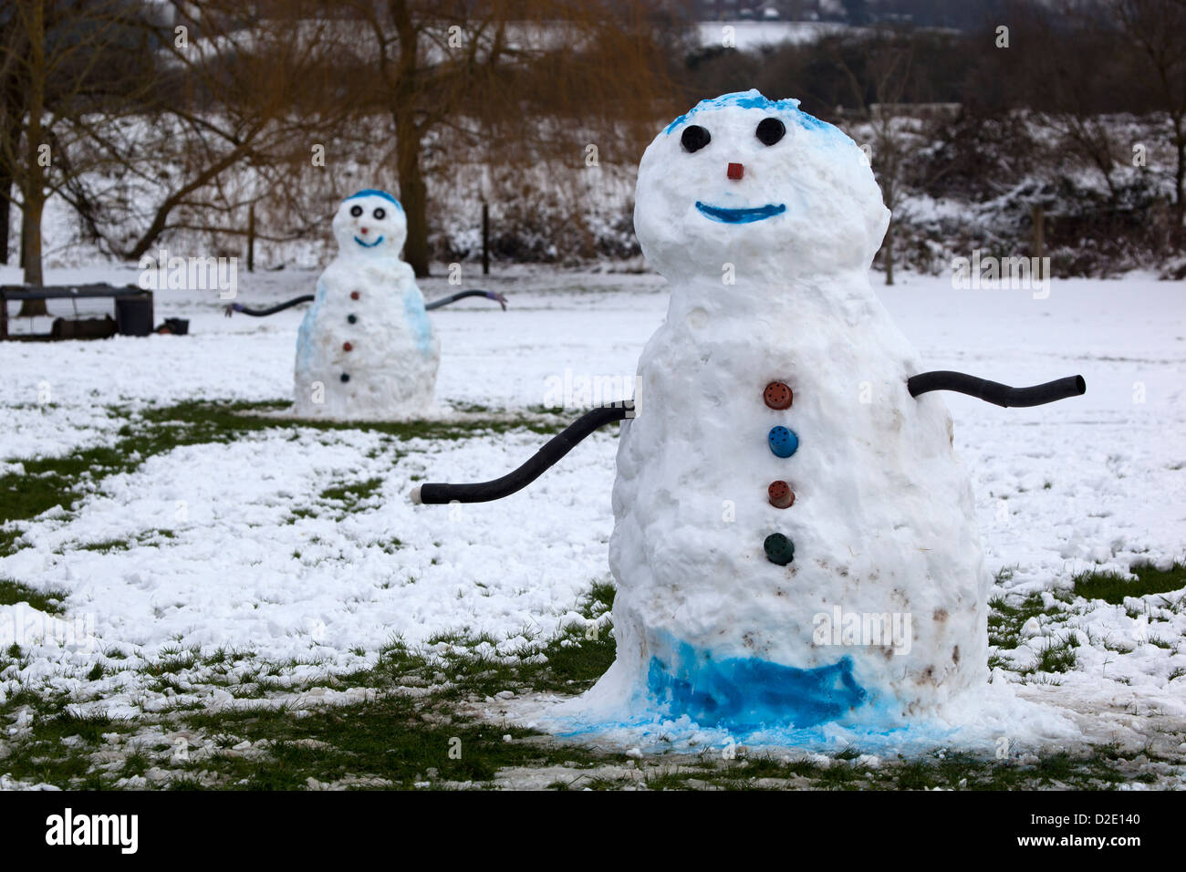 Zwei Schneemänner im Park Stockfoto