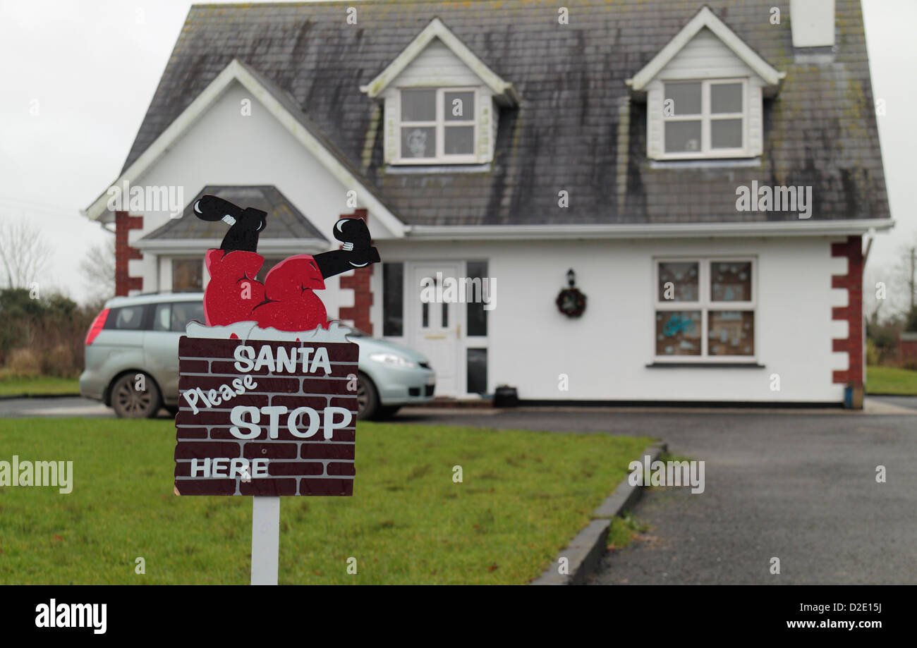 Ein "Bitte Santa, hier stoppen" Zeichen außerhalb eines Einfamilienhauses in Wexford, Irland. Stockfoto