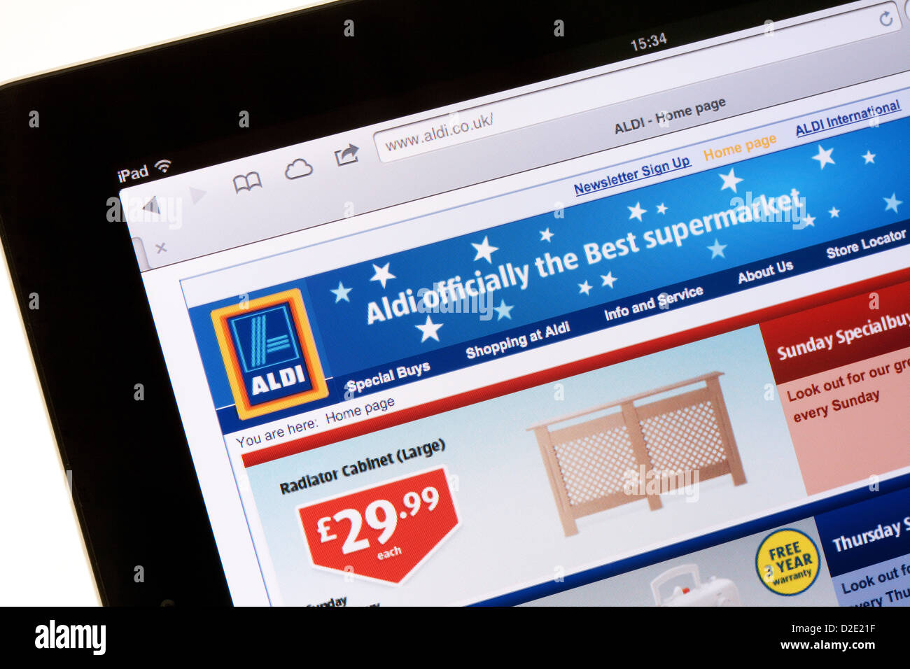 Aldi Supermarkt zum Einkaufen im Internet Webseite; auf einem iPad, UK Stockfoto