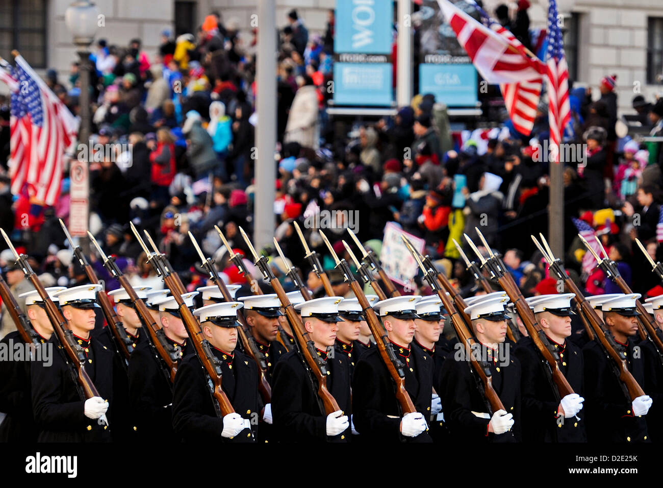 Das US Marine Corps zeremonielle Guard, Bestandteil des Präsidenten Escort, marschiert in der Einweihung-Parade für die 57. Presidential Inauguration Zeremonie 21. Januar 2013 in Washington, DC. Stockfoto
