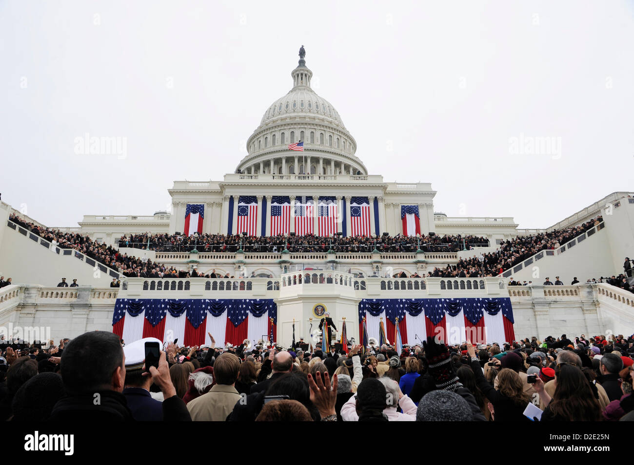 Menschen jubeln die Ankunft von Präsident Barack Obama auf die Westwand des US Capitol während der 57. Presidential Inauguration 21. Januar 2013 in Washington, DC. Mehr als 700 000 Menschen für die Ereignisse des Tages gesammelt, wie Präsident Barack Obama den Amtseid für eine zweite Amtszeit dauert. . Stockfoto
