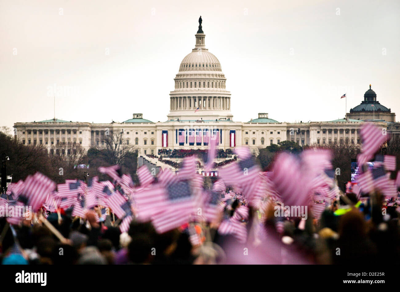 Menschen Welle amerikanische Flaggen auf der National Mall während der 57. Presidential Inauguration 21. Januar 2013 in Washington, DC. Mehr als 700 000 Menschen für die Ereignisse des Tages gesammelt, wie Präsident Barack Obama den Amtseid für eine zweite Amtszeit dauert. . Stockfoto