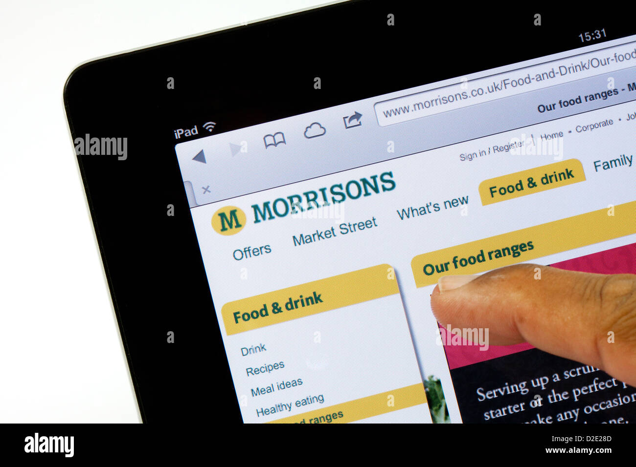Eine Person, Einkaufen im Internet auf der Website Morrisons Supermarkt auf einem iPad, UK Stockfoto