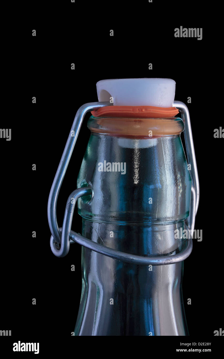 Wire Clip Top Flasche auf schwarzem Hintergrund isoliert Stockfoto