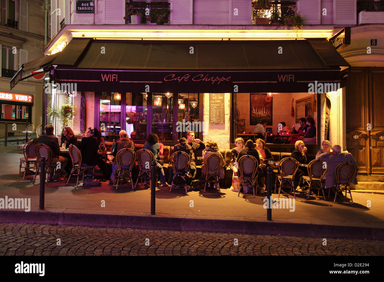 Café Chappe in Montmartre in der Nacht Stockfoto