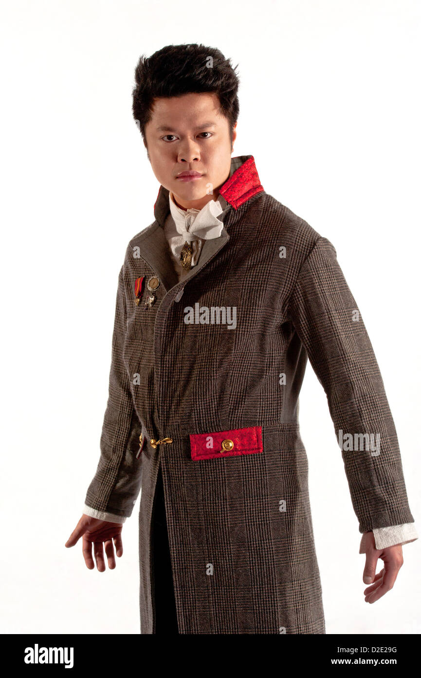 Asiatischer Mann in zwanziger Jahre mit übertriebene Kleidung, Sci-Fi-Charakter-portrait Stockfoto