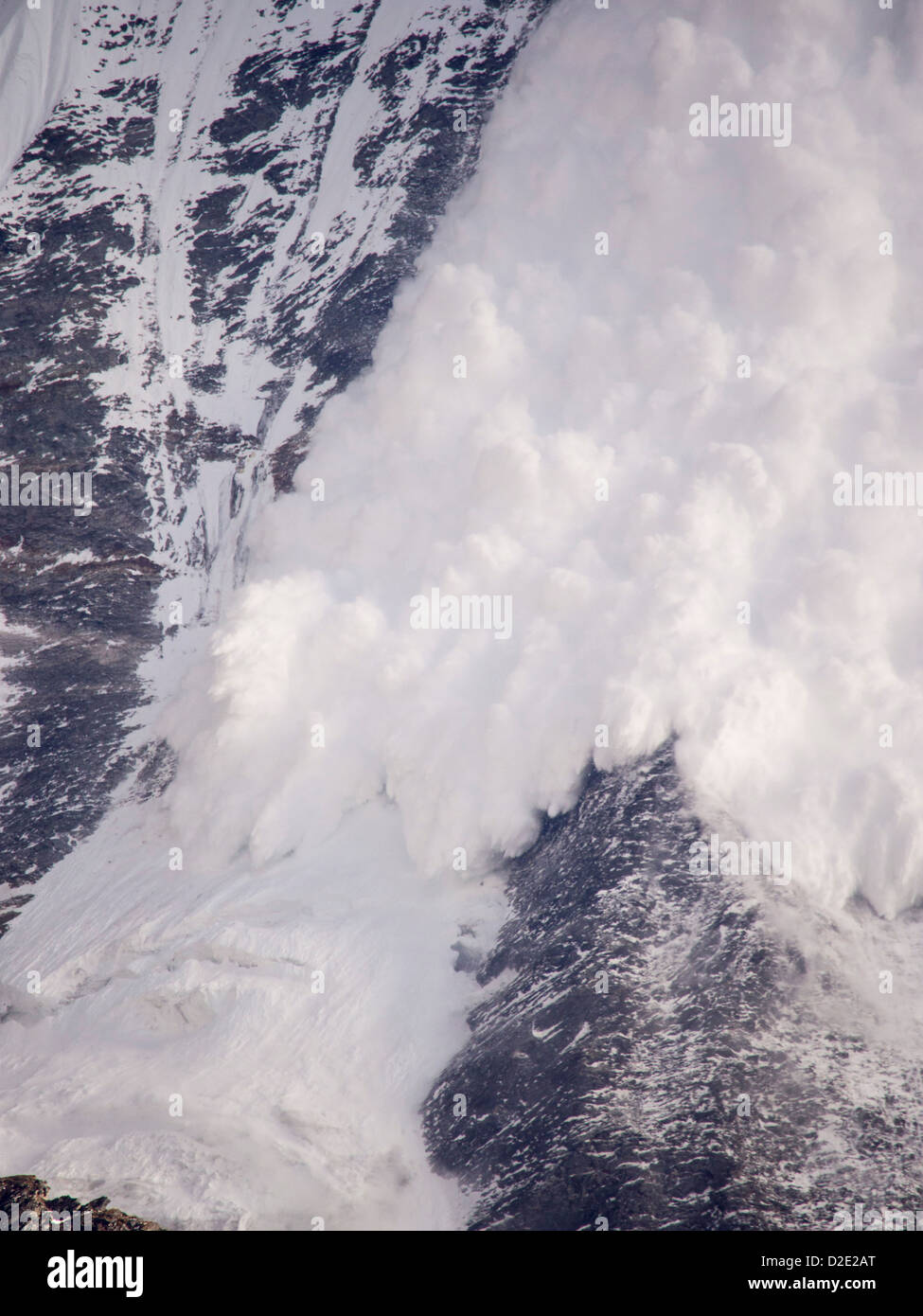 Eine Lawine auf Machapuchare oder Fishtail Peak im Annapurna Himalaya, Nepal. Stockfoto