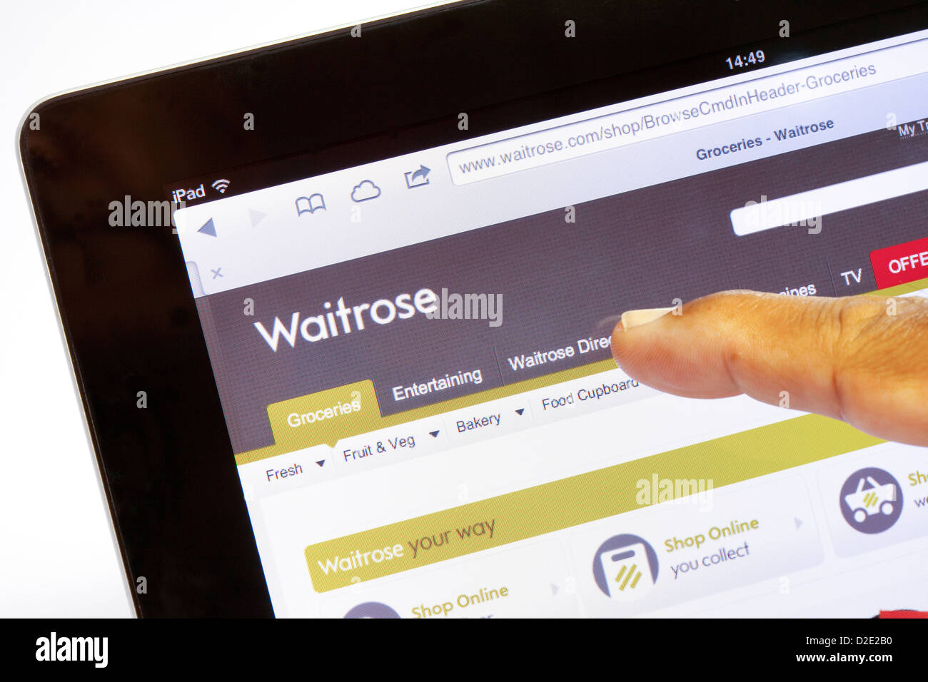 Eine Person, die auf die Waitrose-Supermarkt einkaufen Internet auf der Website, auf einem iPad, UK Stockfoto