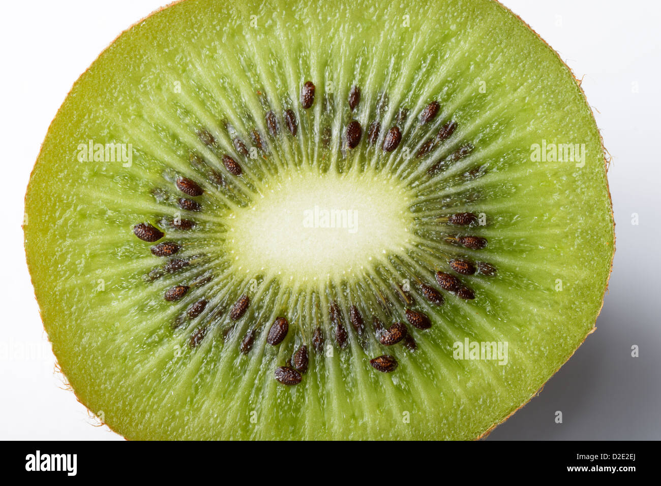 Kiwis, Schnitt Deliciosoa, in Scheiben geschnitten offen zeigt die Samen Stockfoto