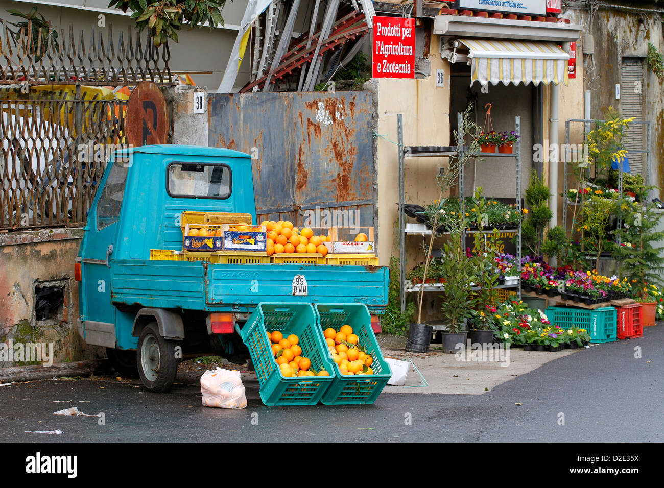 Sizilianische Orangen verkauft von der Rückseite eines Transporters im Dorf Trecastagni, Sizilien, Italien Stockfoto