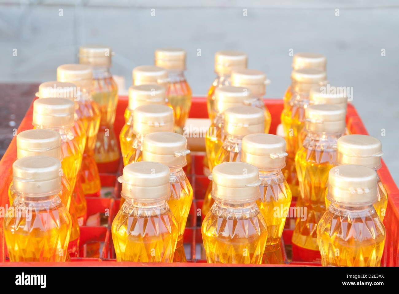 Flasche Speiseöl in einen Korb mit roten Zahlen. Stockfoto