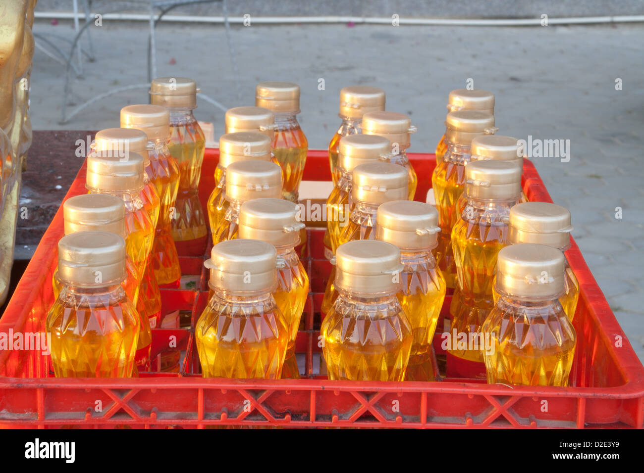 Flasche Speiseöl in einen Korb mit roten Zahlen. Stockfoto