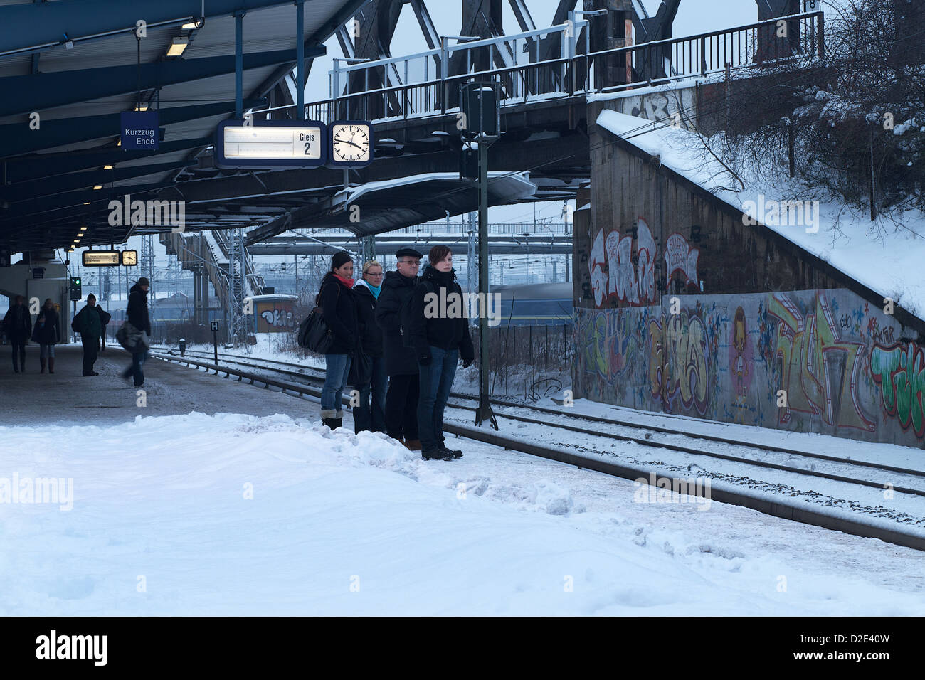 Berlin, Deutschland, Passagiere auf den verspäteten Zug im Schnee warten Stockfoto