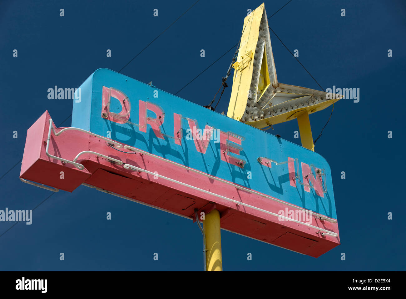 DRIVE IN MOVIE THEATRE SCHILD („DÉUNKNOWN“) USA Stockfoto