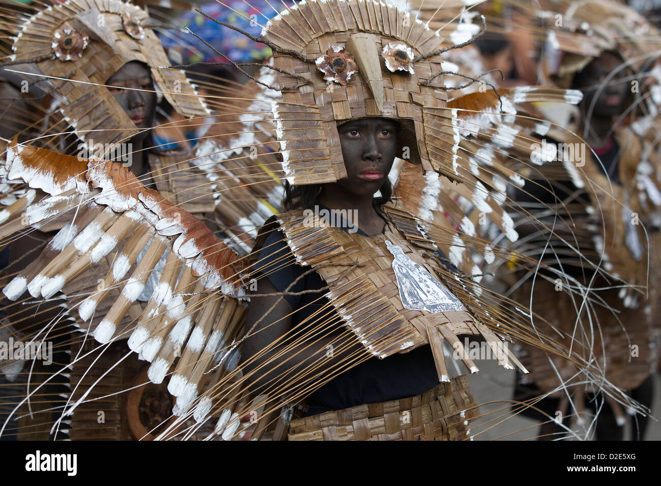 Kind im tribal Kostüm, Straße Springprozession, Ati-Atihan Festival 2013, Kalibo, Aklan, Philippinen Stockfoto