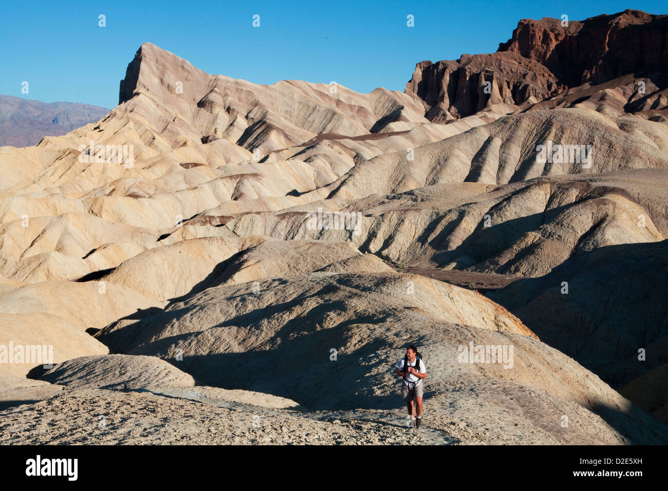 Ein Wanderer steigt dem Golden Canyon Trail durch die Zabriske Badlands in Death Valley Nationalpark, Kalifornien. Stockfoto