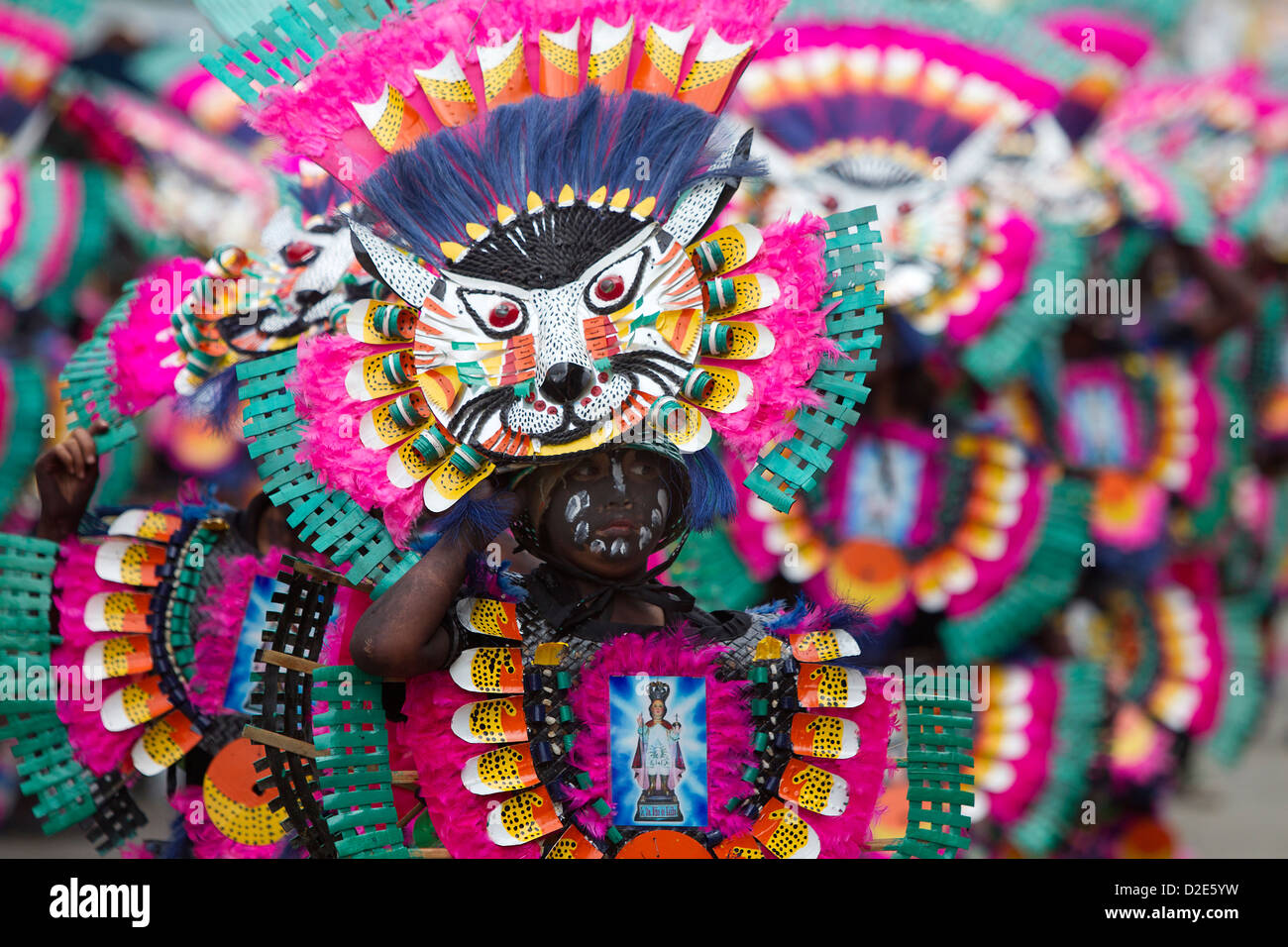 Kind-Streetdance-Teilnehmer tragen bunte Kopfschmuck, Ati-Atihan Festival, Kalibi; Aklan; Philippinen-2013 Stockfoto