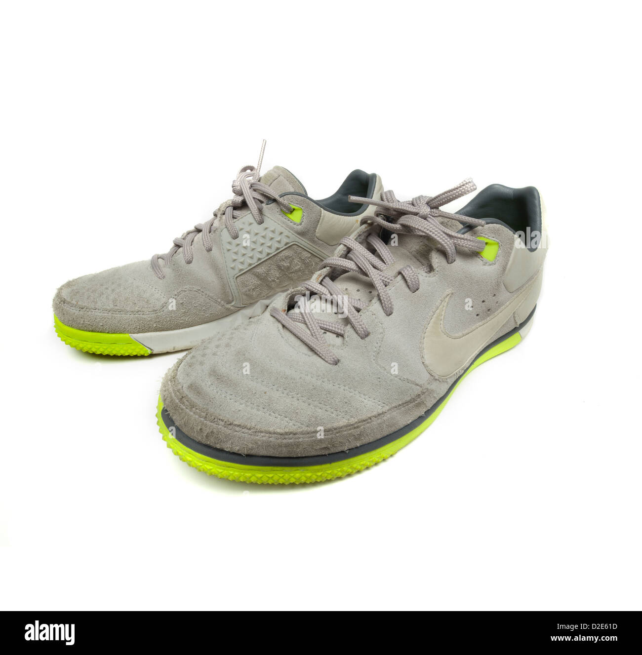 Ein paar schmutzige Nike Schuhe isoliert auf weißem Hintergrund Stockfoto